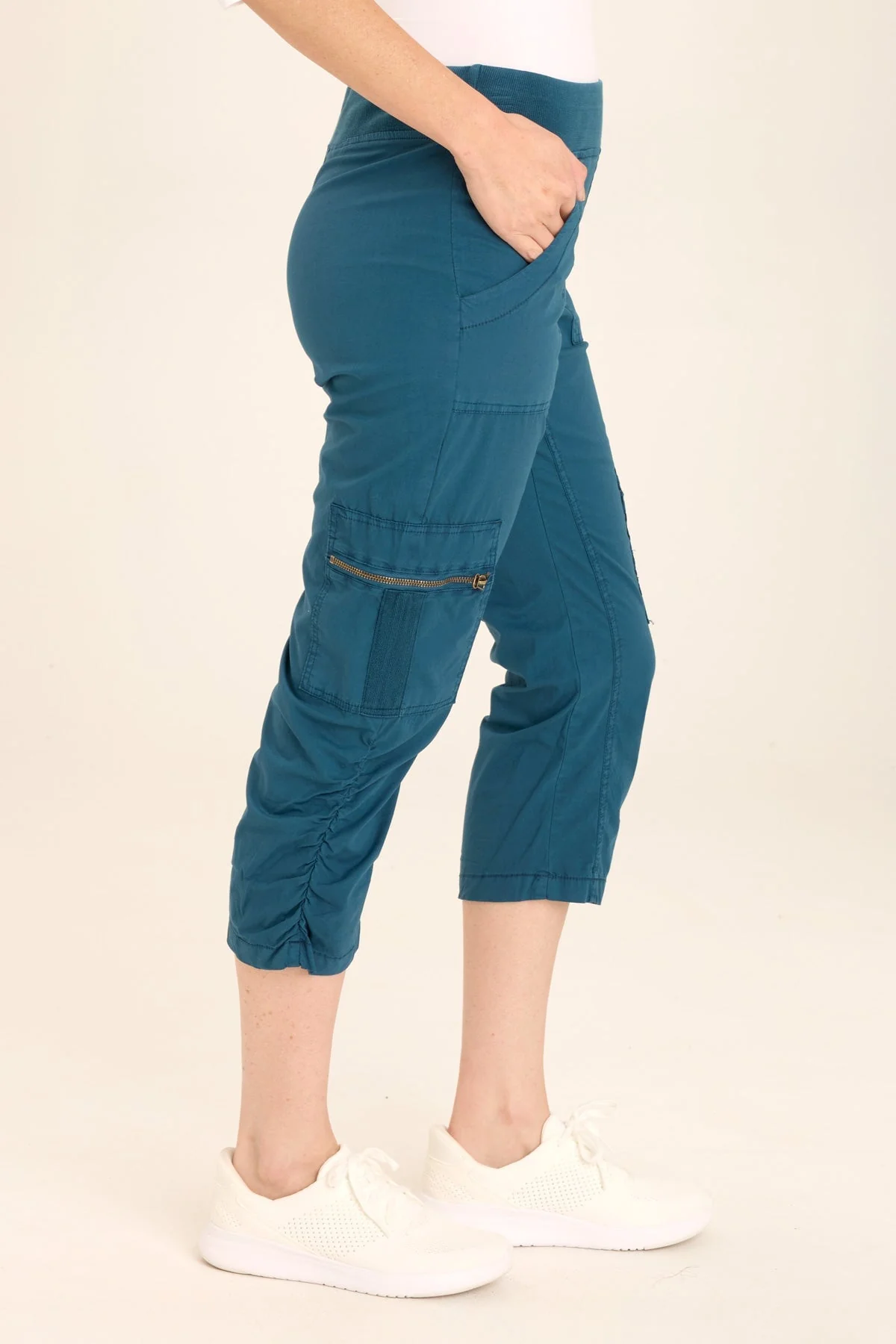 Nadia Crop - Puhuasuan