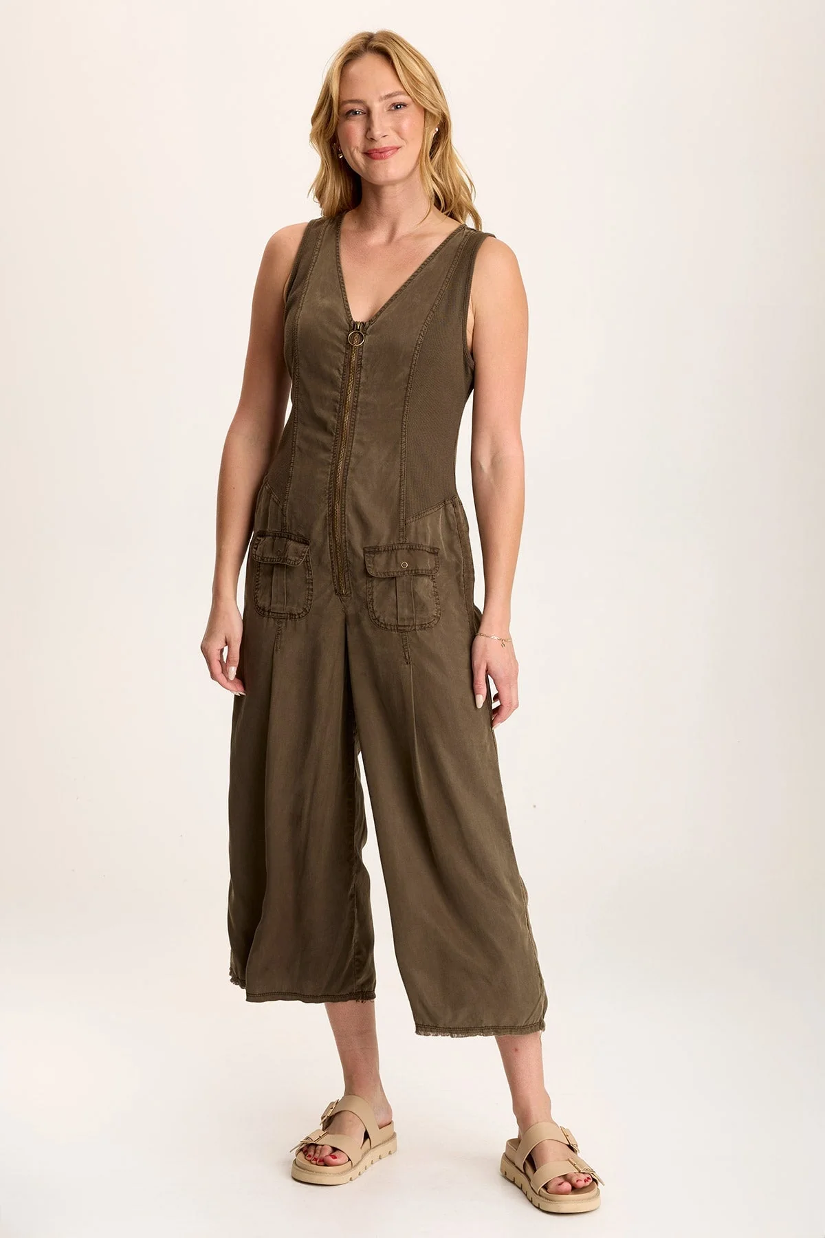 Linette Jumpsuit with V-Neck and Adjustable Straps - Puhuasuan