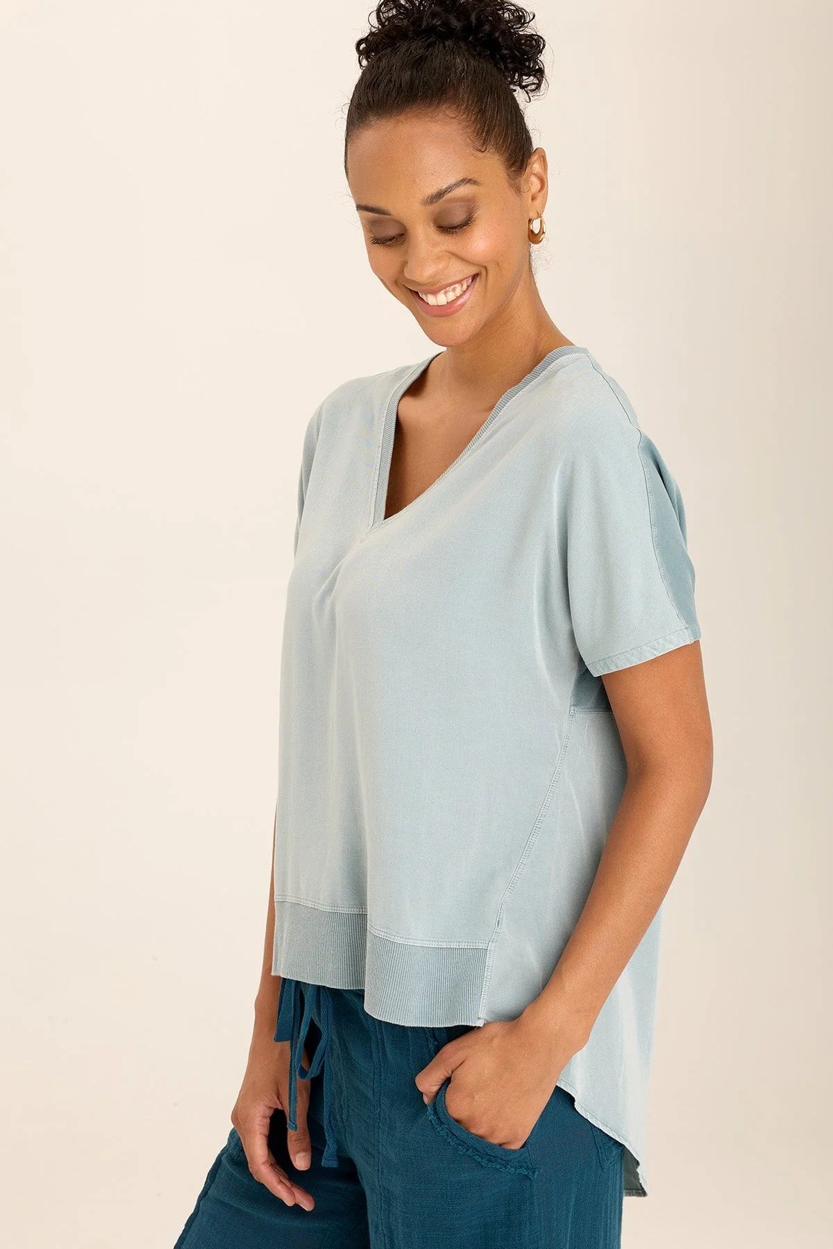 Clara Twill/Jersey Relaxed V-Neck Tee - Puhuasuan