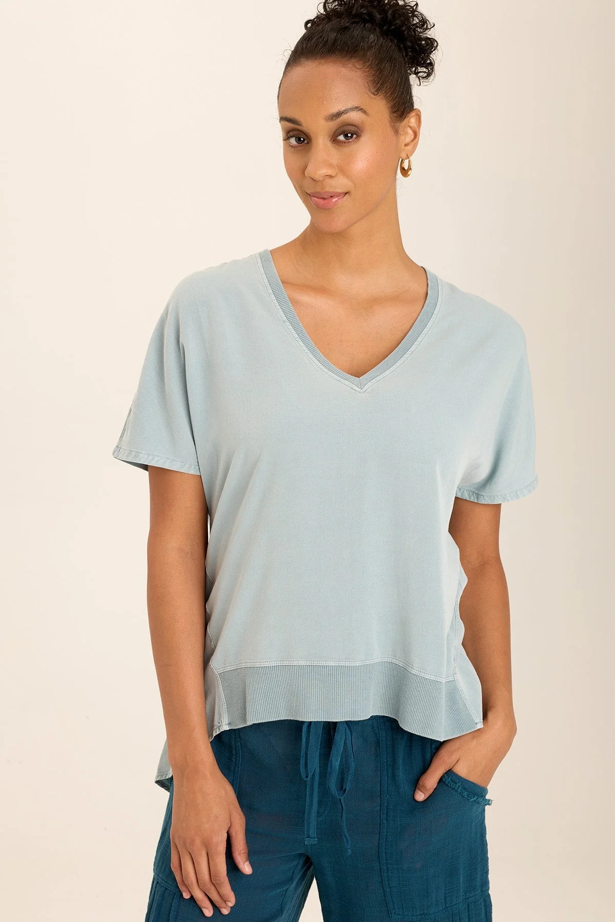 Clara Twill/Jersey Relaxed V-Neck Tee - Puhuasuan