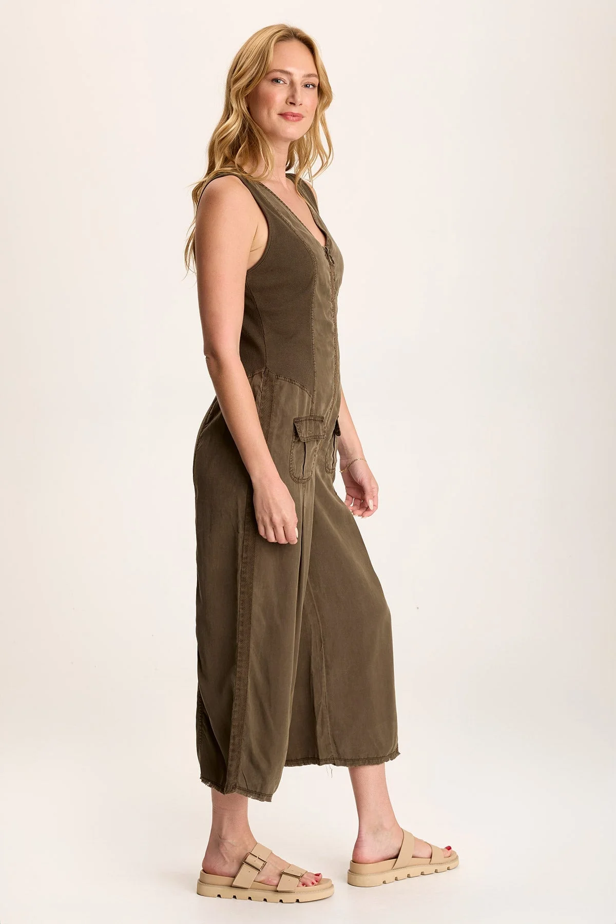 Linette Jumpsuit with V-Neck and Adjustable Straps - Puhuasuan