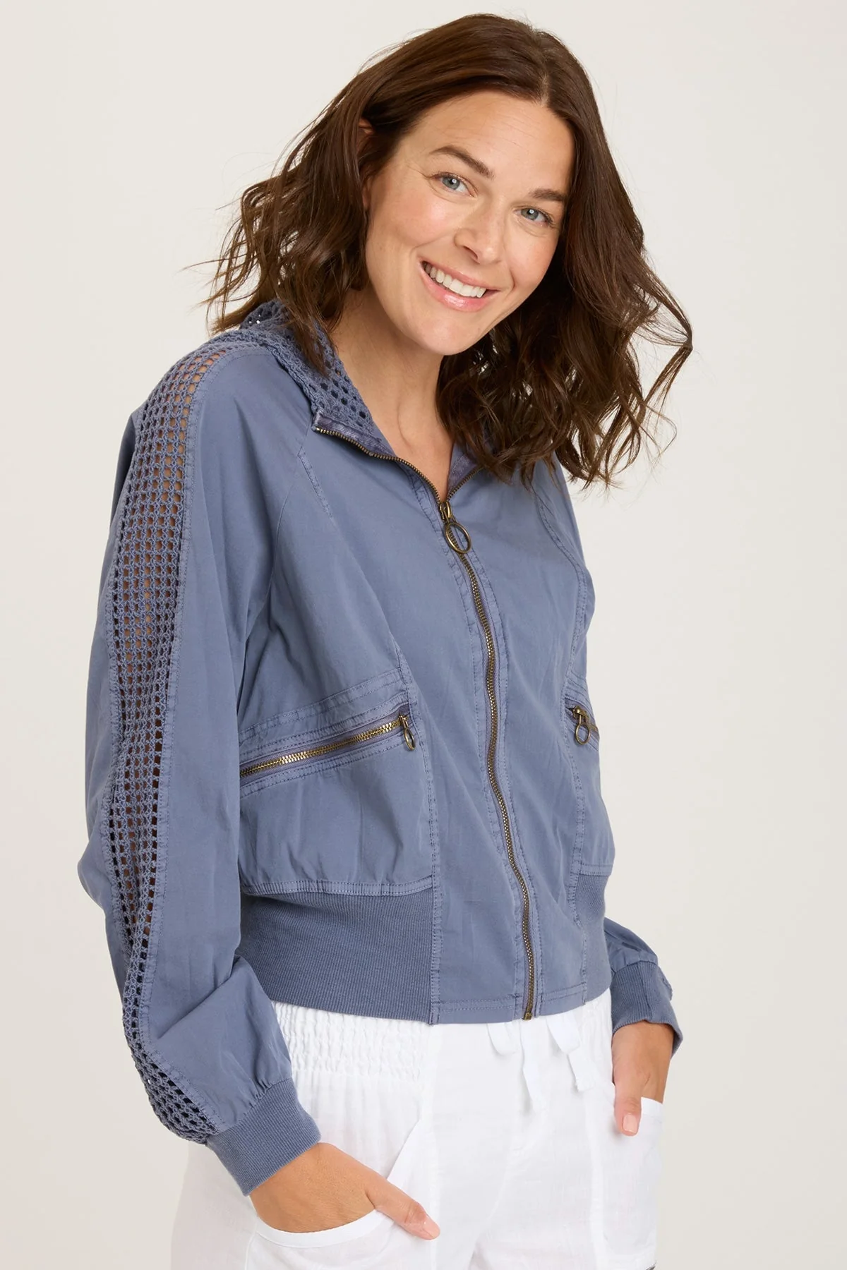 Gillian Bomber - Puhuasuan